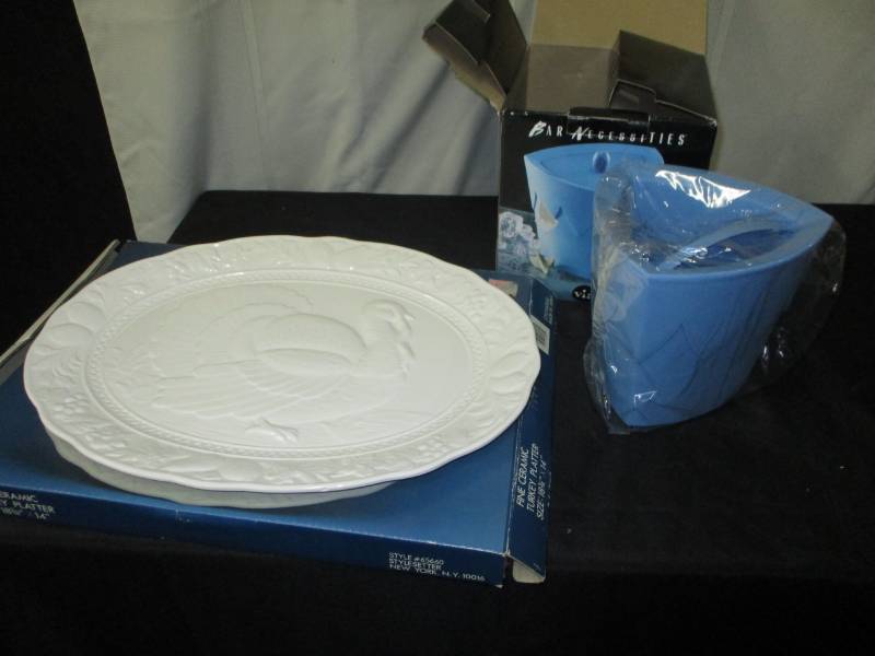 lot 200 image: Turkey Platter and Ice Bucket
