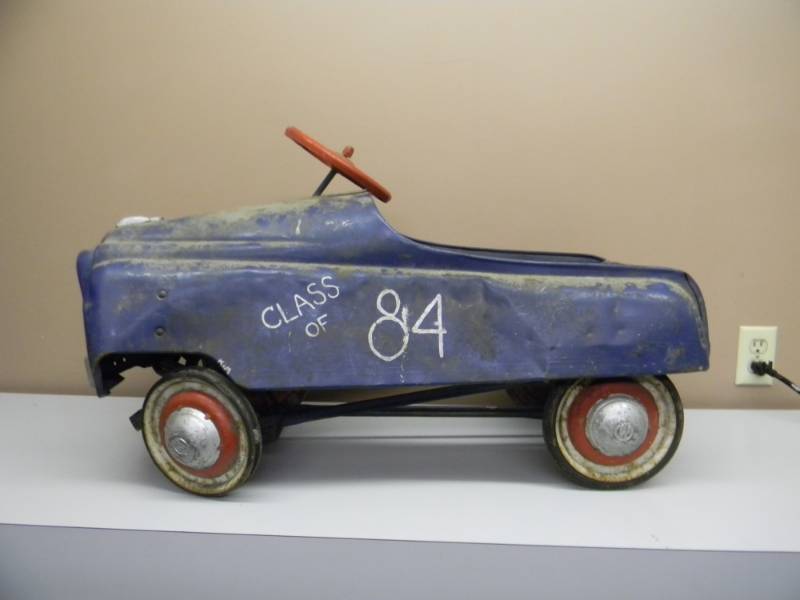lot 1 image: ANTIQUE  VINTAGE ORIGINAL PEDAL CAR - WORKS - NEEDS SOME TLC - GREAT PROJECT CAR OR DISPLAY - APPROX 34 BY 18 BY 18 - SEE PICTURES