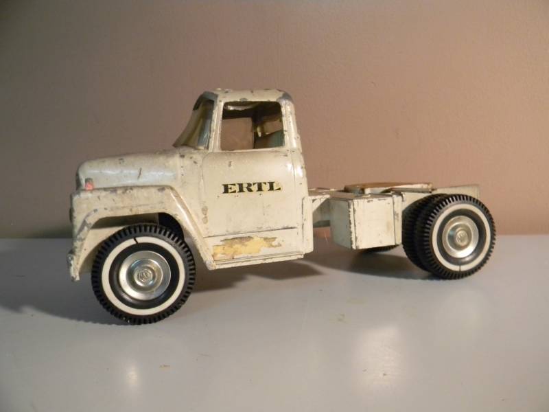 ertl loadstar toy truck