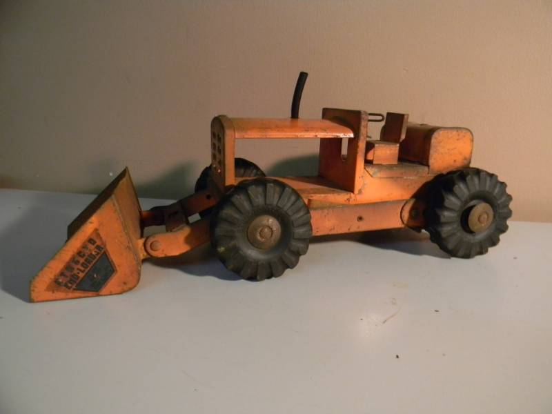 lot 14 image: VINTAGE 1950s STRUCTO END LOADER - ORANGE - SEE PICTURES