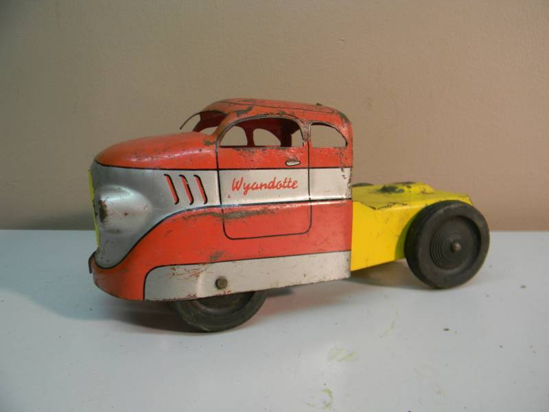 lot 25 image: Vintage Wyandotte Semi Tractor - VERY RARE, AWESOME PIECE - SEE PICTURES