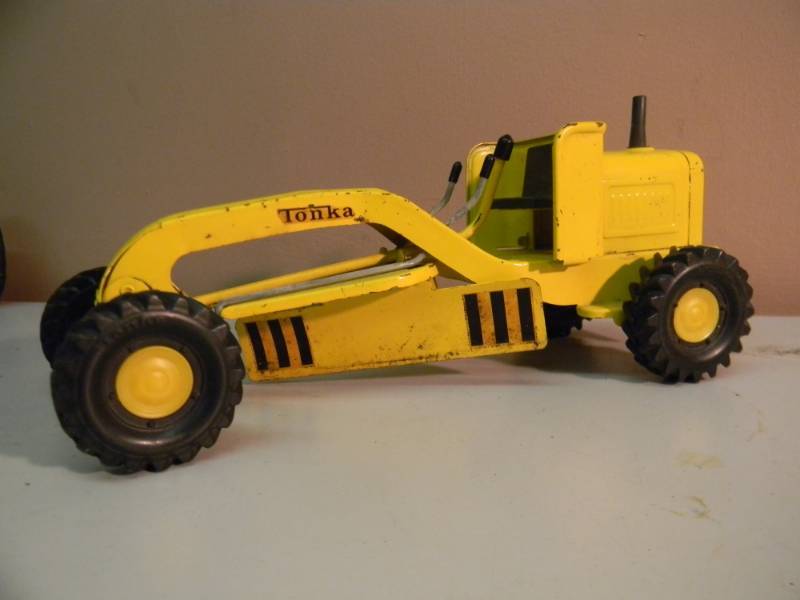 lot 30 image: VERY RARE VINTAGE TONKA YELLOW METAL ROAD GRADER TRUCK 11 LONG  - AWESOME PIECE - STILL WORKS - SEE PICTURES