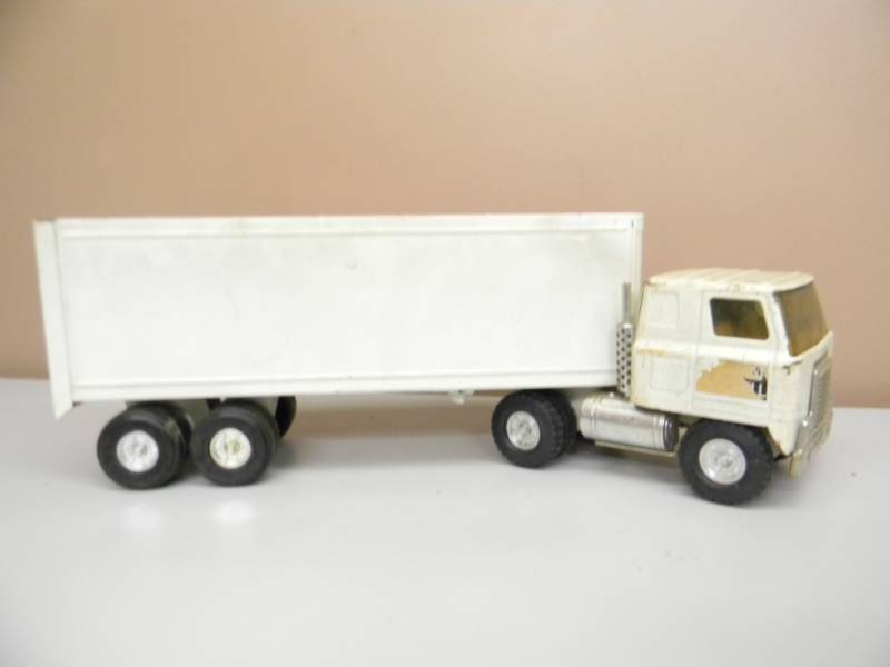 lot 38 image: VINTAGE 1970s ERTL JOHN MORRELL SEMI TRAILER HAULER METAL - SEE PICTURES
