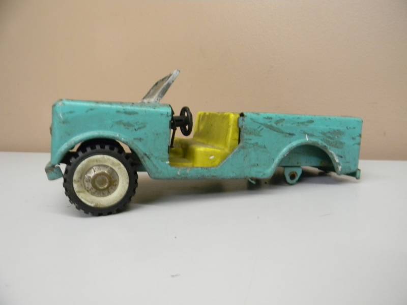 lot 43 image: VINTAGE RARE - 1960s STRUCTO JEEP WITH FOLD DOWN TAILGATE - NEEDS SOME TLC - SEE PICTURES