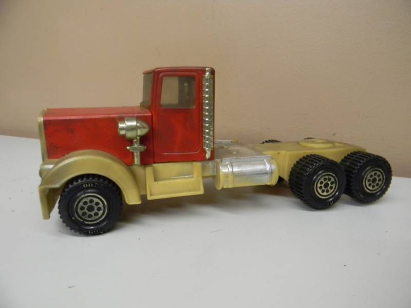 lot 51 image: VINTAGE TONKA RED SEMI TRUCK - SEE PICTURES