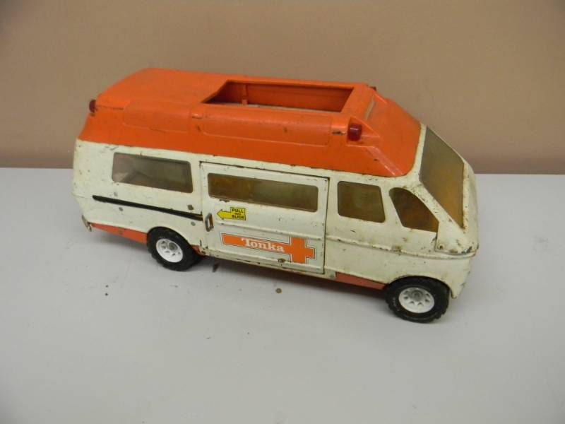 lot 65 image: 1974 Vintage Tonka Pressed Steel 3875 RESCUE AMBULANCE - SEE PICTURES