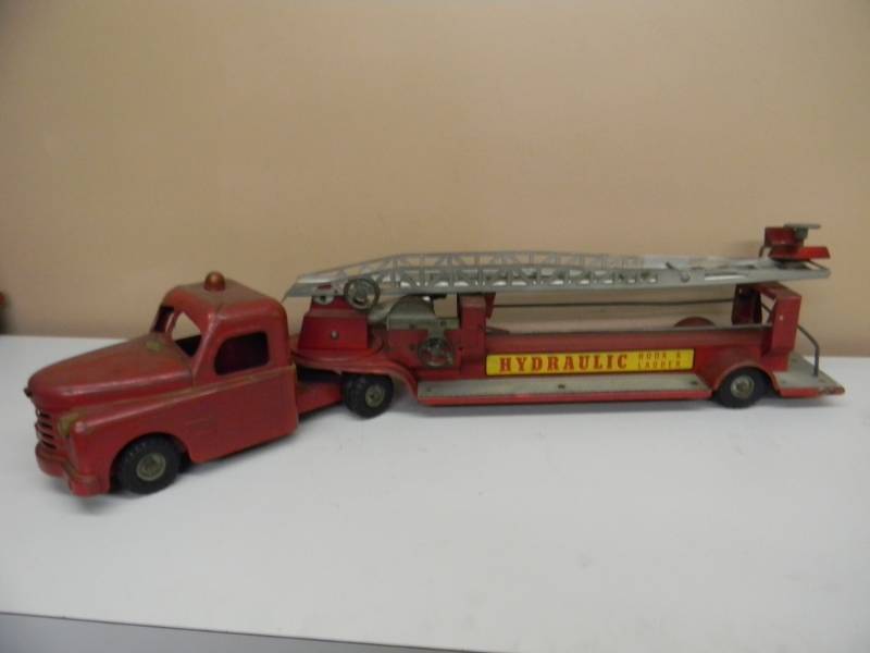 lot 67 image: VINTAGE 1950s STRUCTO HYDROLIC HOOK AND LADDER FIRE TRUCK - AWESOME - SEE PICTURES