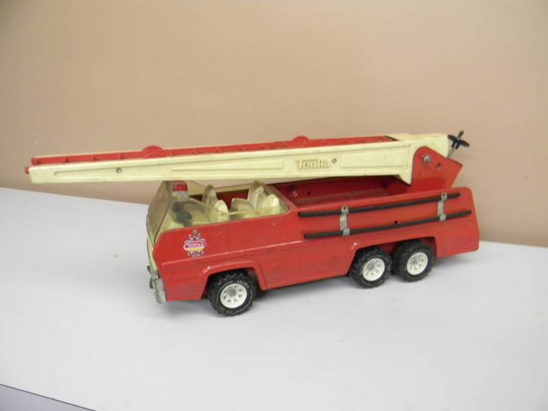 lot 69 image: Tonka Fire Truck, Vintage Tonka Ladder Fire Truck - GREAT PIECE - SEE PICTURES