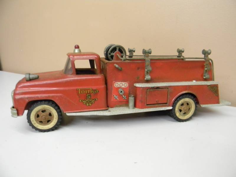 lot 72 image: VINTAGE ORIGINAL 1950 TONKA FIRE ENGINE T.D.F. NO.5 TRUCK - NICE PIECE - SEE PICTURES