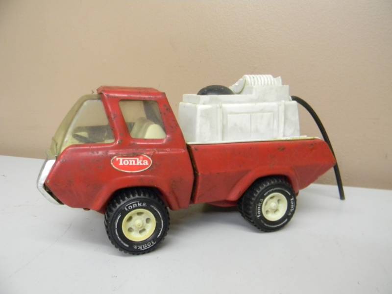 lot 75 image: Vintage Tonka Pressed Steel Red Fire Truck Water Pumper - SEE PICTURES