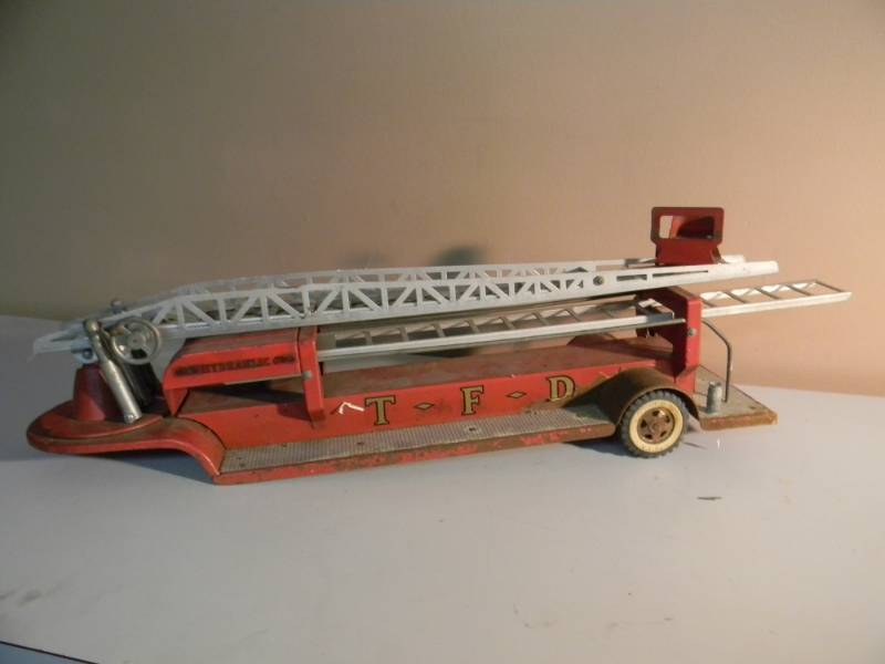 lot 77 image: VINTAGE 1950s TONKA FIRE DEPT HYDROLIC LADDER - SEE PICTURES