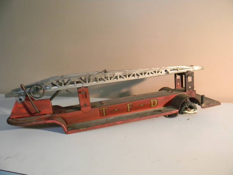 lot 78 image: VINTAGE 1950s TONKA FIRE DEPT LADDER - SEE PICTURES
