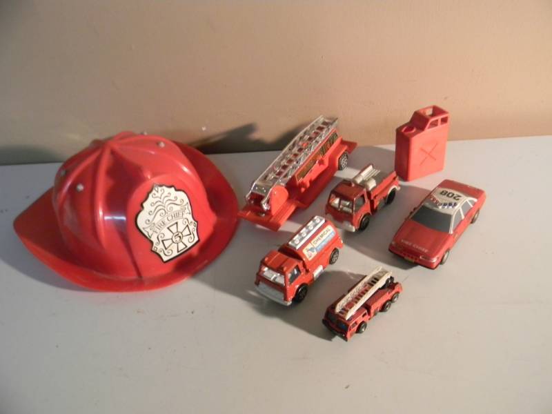 lot 84 image: VINTAGE COLLECTION OF FIRE DEPT COLLECTIBLES - SEE PICTURES