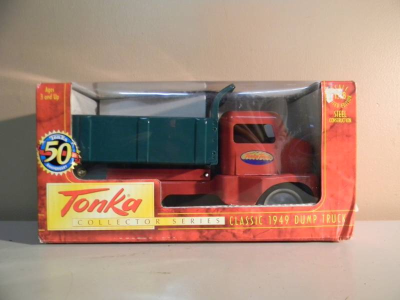 lot 86 image: NEW IN BOX - TONKA COLLECTOR SERIES - TONKA 118 SCALE CLASSIC 1949 DUMP TRUCK - STEEL CONSTRUCTION - SEE PICTURES