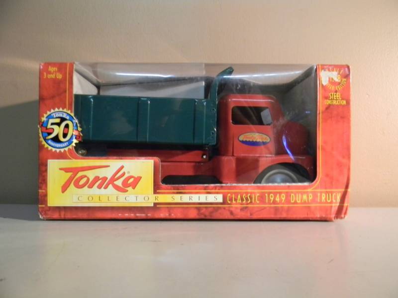lot 87 image: NEW IN BOX - TONKA COLLECTOR SERIES - TONKA 118 SCALE CLASSIC 1949 DUMP TRUCK - STEEL CONSTRUCTION - SEE PICTURES