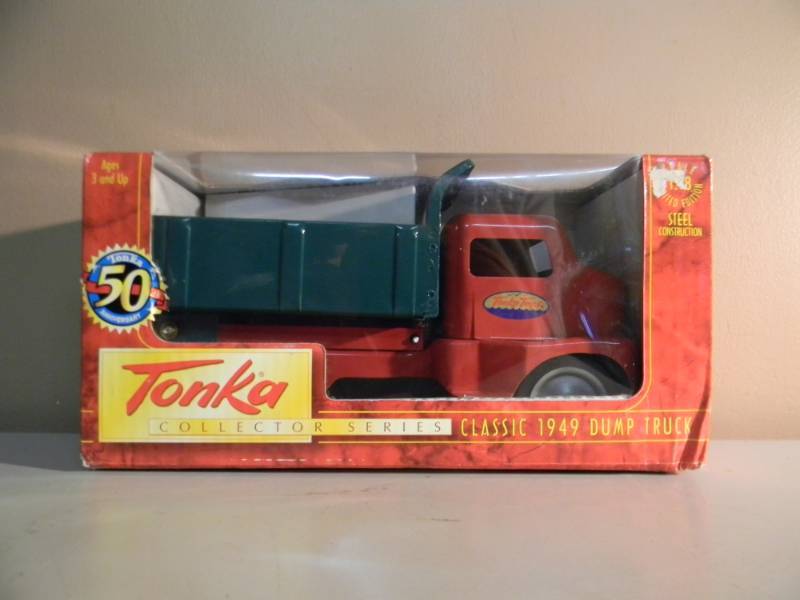 lot 88 image: NEW IN BOX - TONKA COLLECTOR SERIES - TONKA 118 SCALE CLASSIC 1949 DUMP TRUCK - STEEL CONSTRUCTION - SEE PICTURES