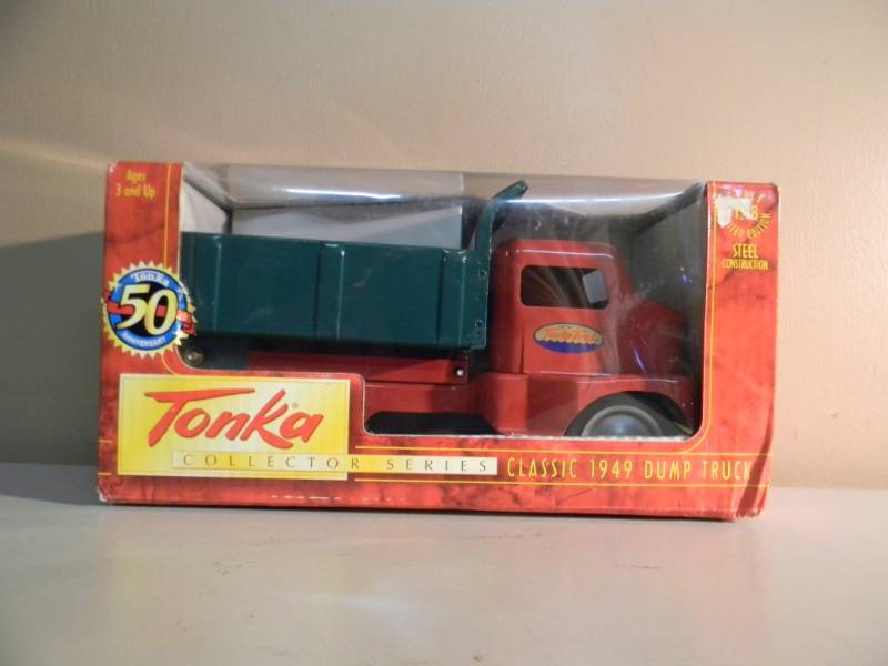 lot 90 image: NEW IN BOX - TONKA COLLECTOR SERIES - TONKA 118 SCALE CLASSIC 1949 DUMP TRUCK - STEEL CONSTRUCTION - SEE PICTURES