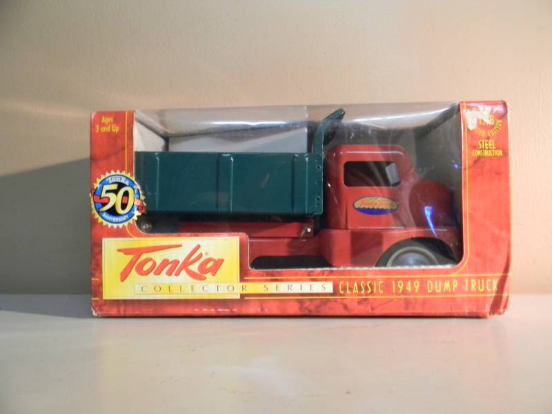 lot 91 image: NEW IN BOX - TONKA COLLECTOR SERIES - TONKA 118 SCALE CLASSIC 1949 DUMP TRUCK - STEEL CONSTRUCTION - SEE PICTURES