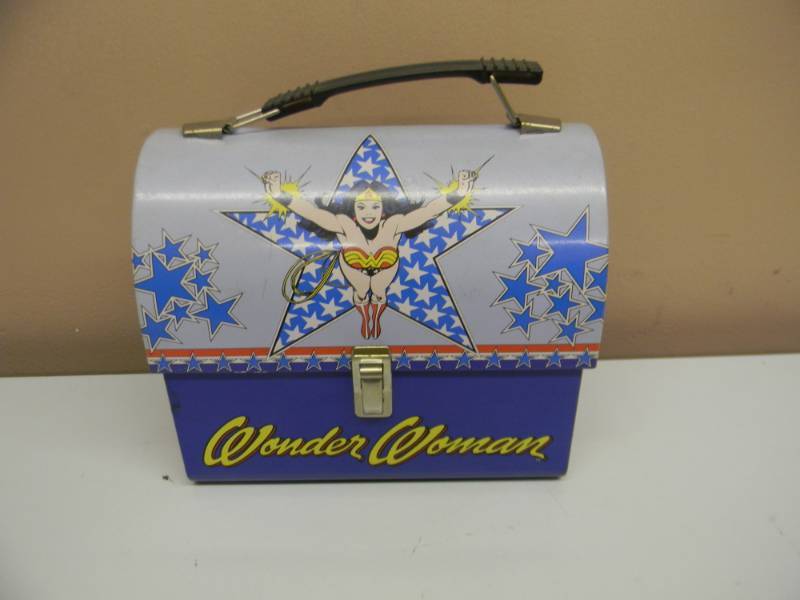 lot 24 image: VINTAGE WONDER WOMAN DOME LUNCH BOX - SEE PICTURES