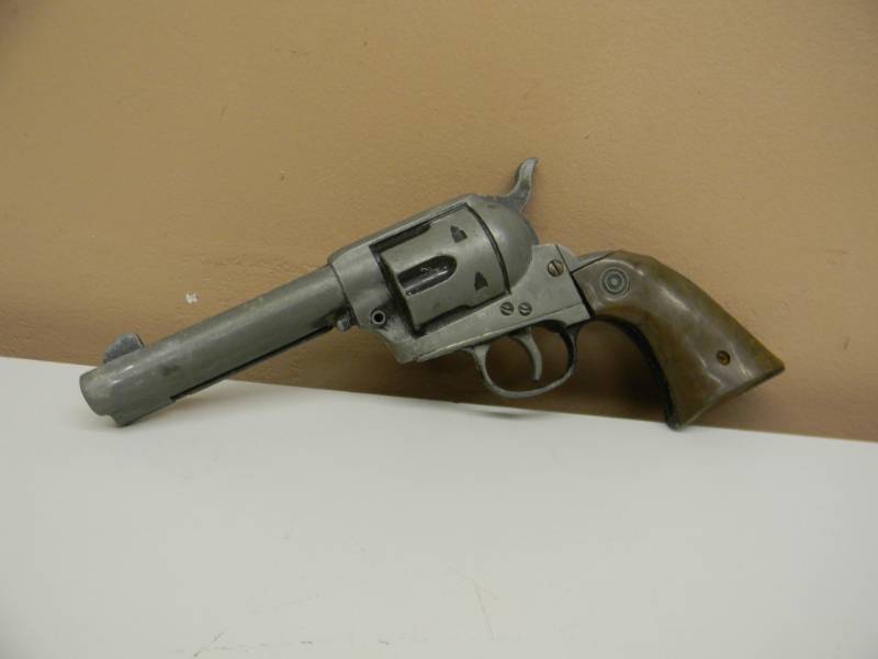 lot 26 image: VINTAGE LARGE HEAVY METAL CAP GUN WHANDLES IN WORKING CONDITION - APPROX 10 LONG - SEE PICTURES