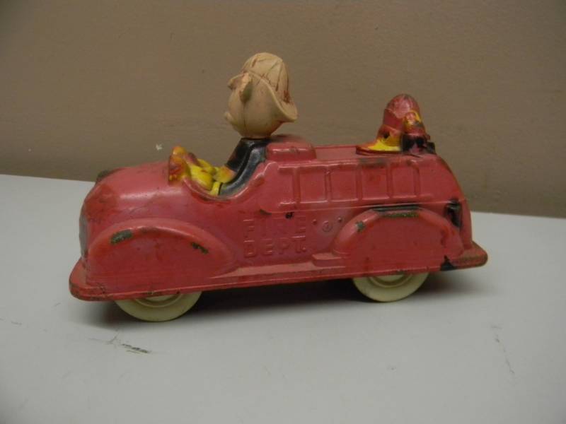 lot 32 image: VINTAGE Sun Rubber Co. - Walt Disney Mickey Mouse Fire Dept Ladder Truck. Complete and Original. NICE - SEE PICTURES