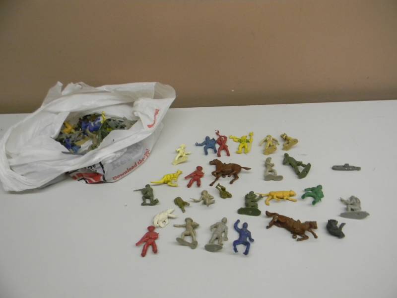lot 41 image: ANTIQUE  VINTAGE LARGE COLLECTION OF SOLDIERS, ANIMALS, COWBOY & INDIANS, AUTOMOTIVE GUYS - PLASTIC FIGURES - SEE PICTURES