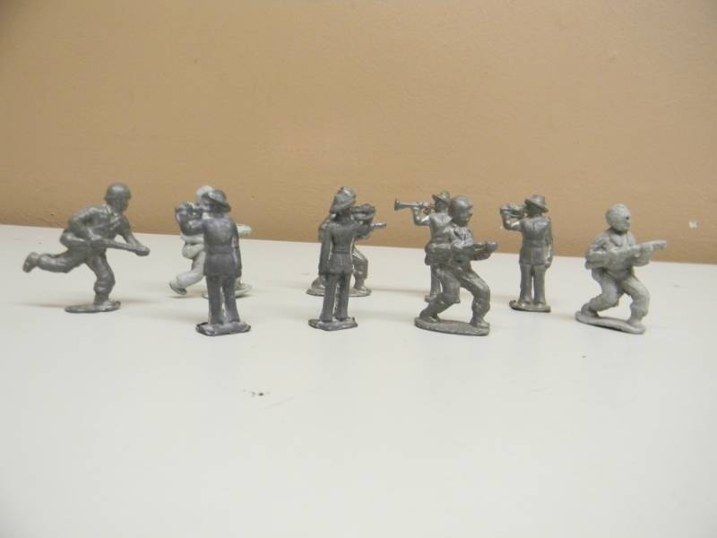 lot 43 image: ANTIQUE  VINTAGE COLLECTION OF SOLDIER LEAD FIGURES - SEE PICTURES