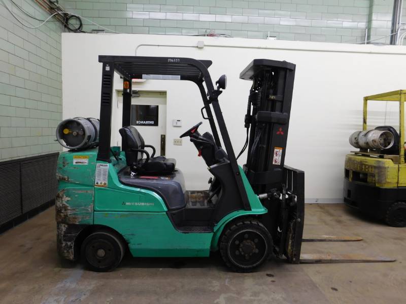 lot 3 image: Mitsubishi FGC30N 6000lb Forklift