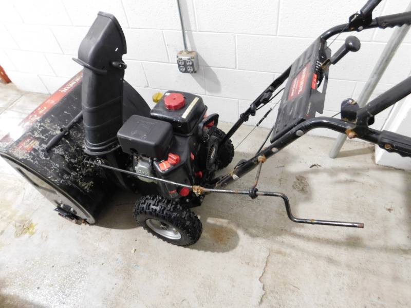lot 9 image: Red Devil Snow Blower