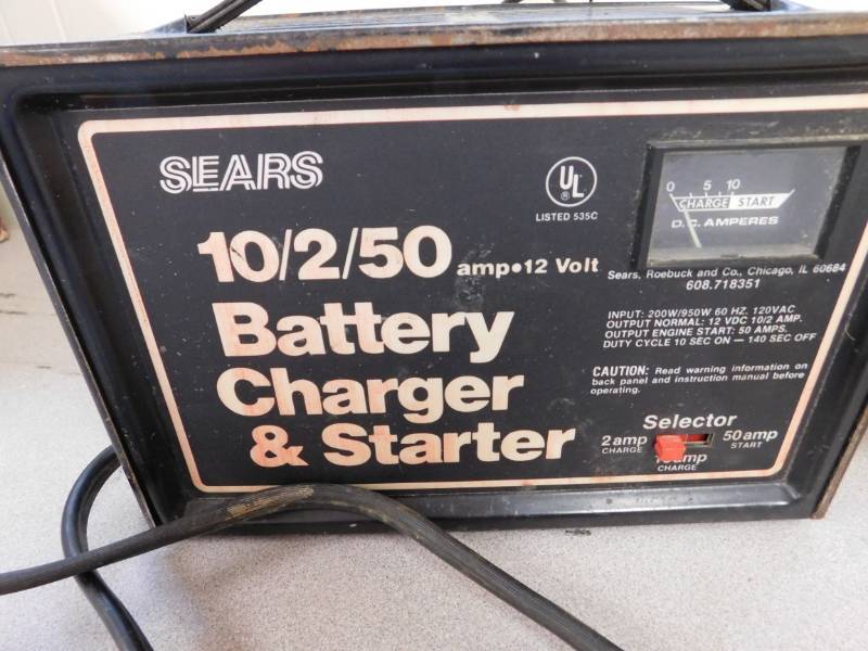 lot 21 image: Battery Charger & Boost It Jumper