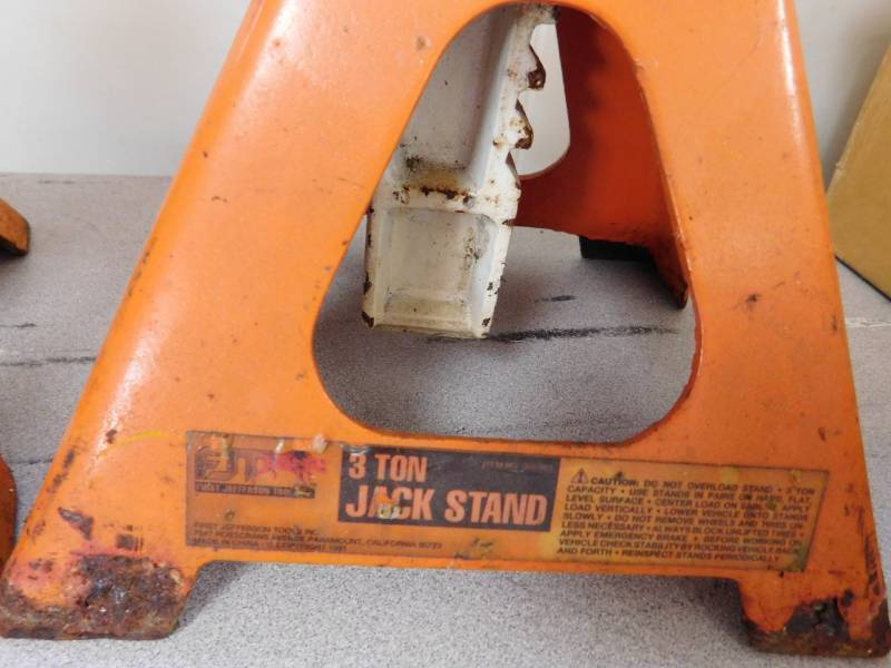 lot 27 image: Two 3 Ton Jack Stands