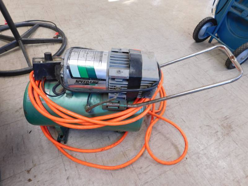 lot 33 image: Portable Speedaire Compressor