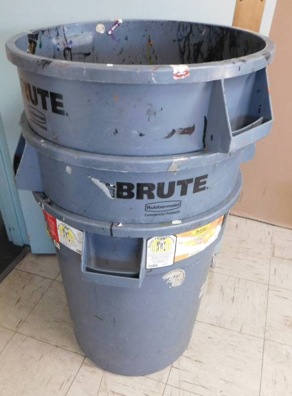 lot 34 image: 32 Gallon Brute Rubbermaid Garbage Cans