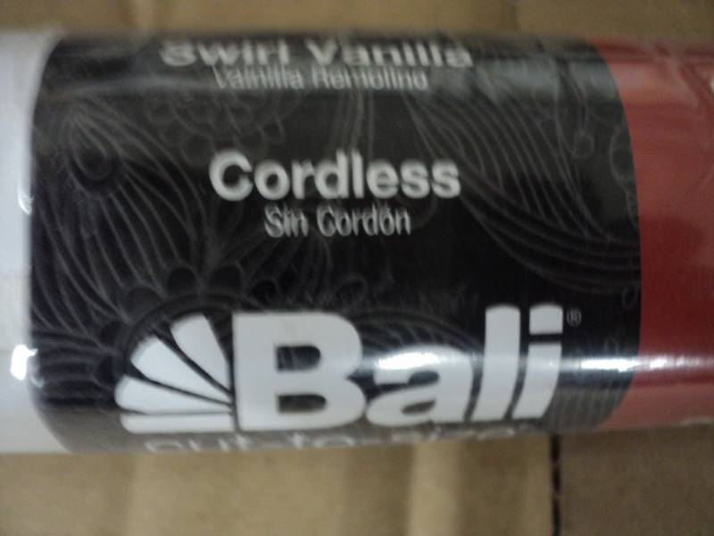 lot 78 image: WHite Cordless Bali Cut to Size Roo...