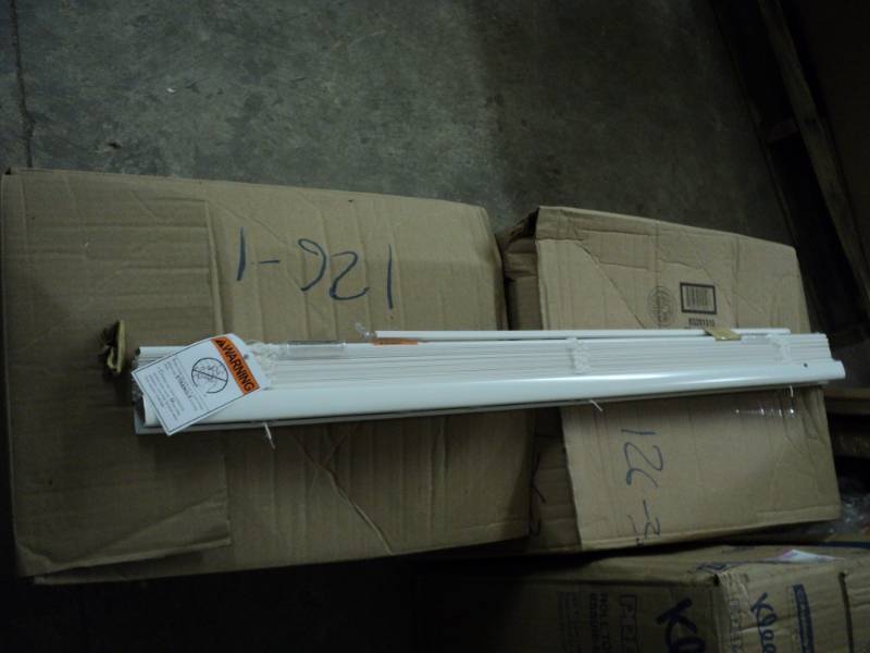 lot 87 image: Custom Cut Blinds  WHite 1 Cordle...