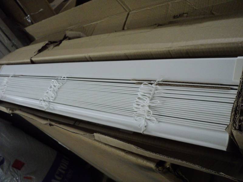 lot 114 image: Custom Cut Blinds  White 2.5 Cordl...