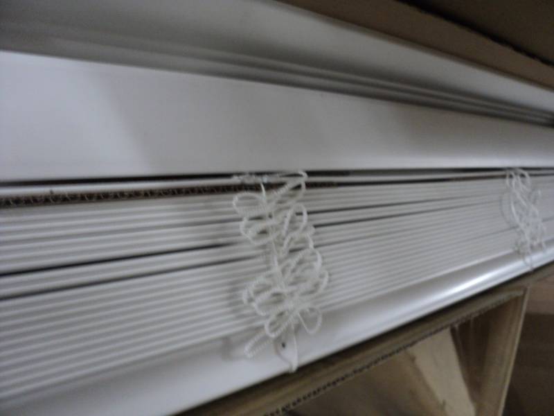 lot 115 image: Custom Cut Blinds  White 2.5 Cordl...