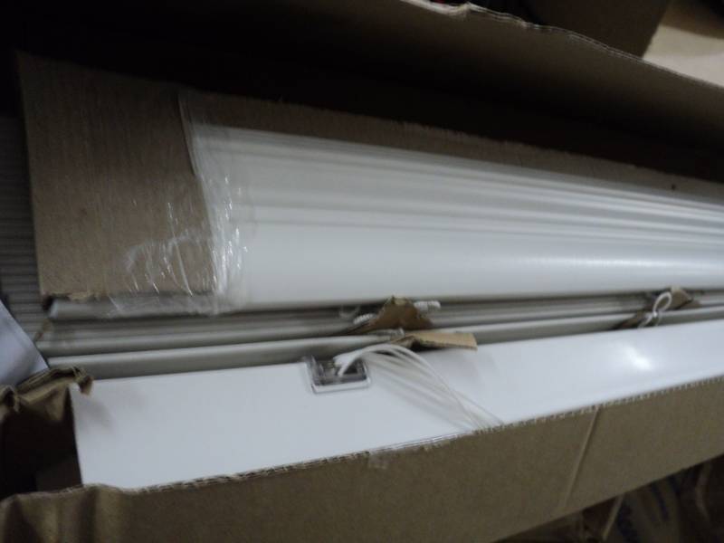 lot 116 image: Custom Cut Blinds  White 2.5 Cord...