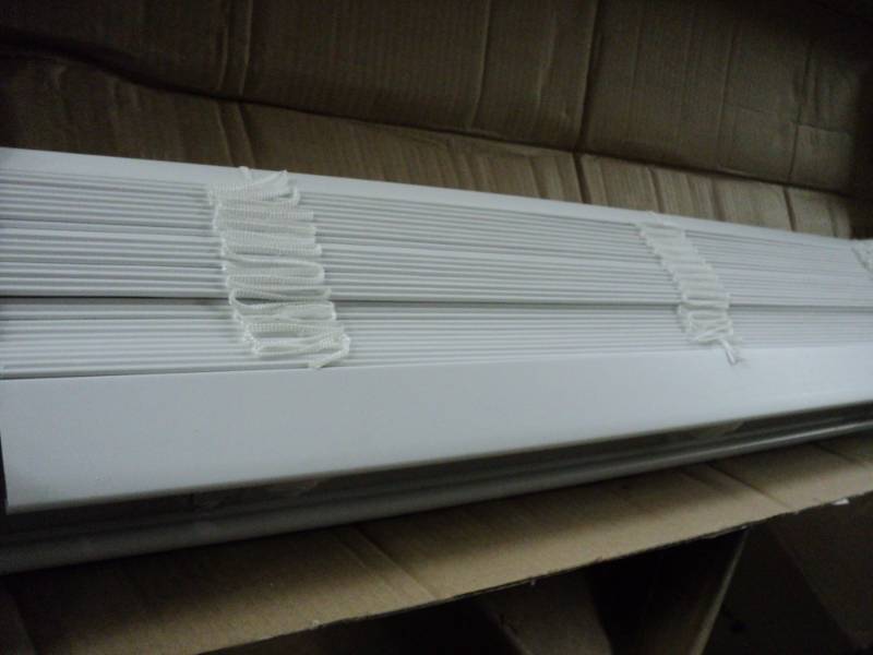 lot 124 image: Custom Cut Blinds  White 2.0  sla...