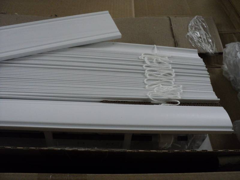 lot 132 image: Custom Cut Blinds  White 2 Cordle...