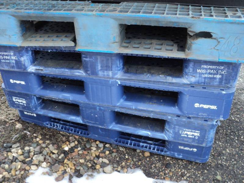 lot 137 image: 5 plastic pallets...