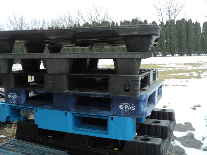 lot 138 image: 6 plastic pallets...