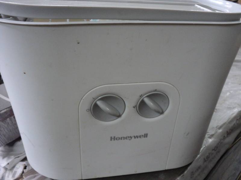 lot 147 image: Honeywell humifier...