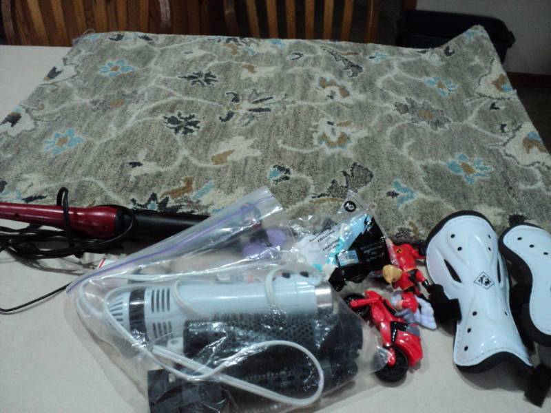 lot 200 image: 2 x 3 new rug, Curling Irons and ...