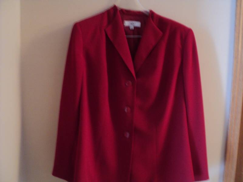 lot 203 image: Le Suit New Jacket and Skirt Set S...