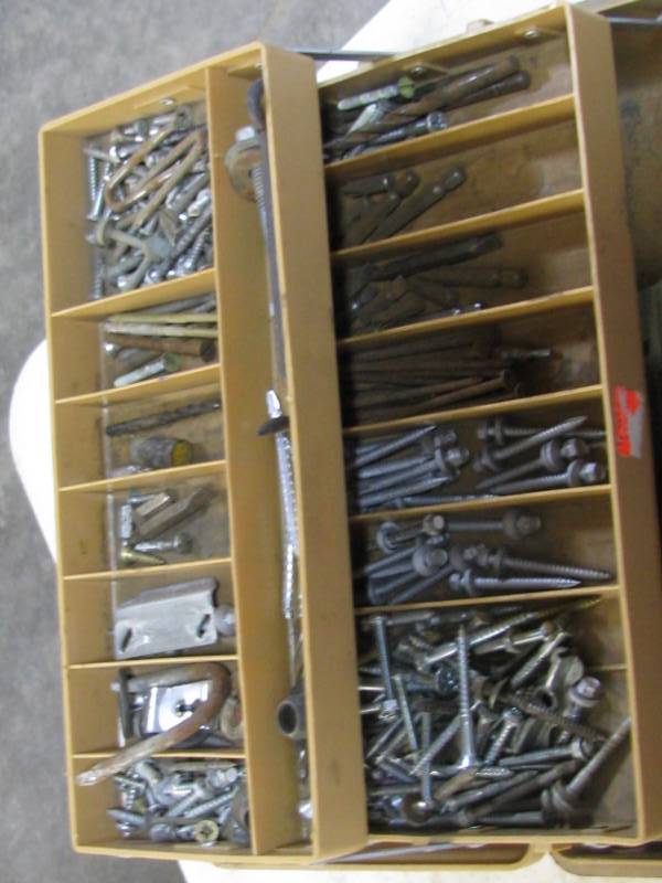 lot 9 image: Screws