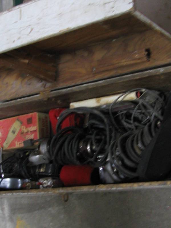 lot 19 image: Horse Grooming Equipment