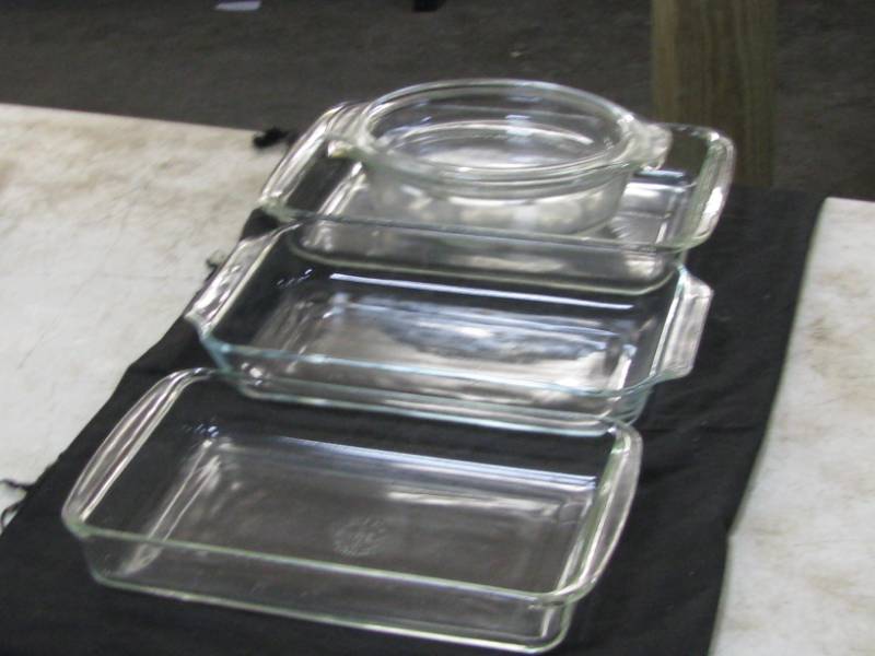 lot 40 image: Pyrex Baking Dishes