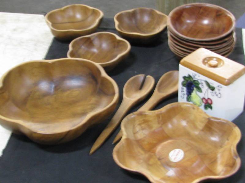 lot 44 image: Wood Bowls