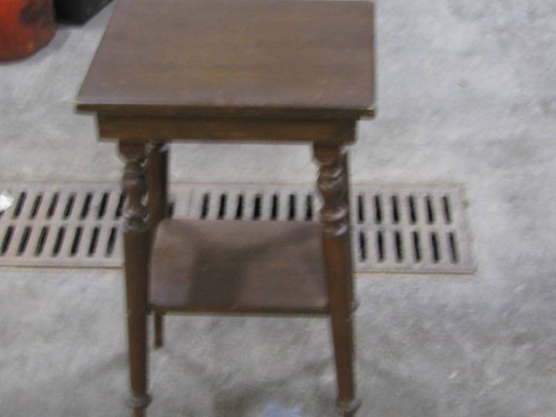 lot 52 image: Lamp Table
